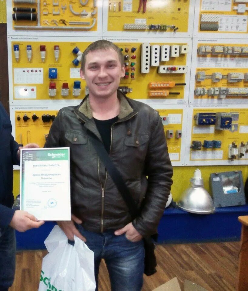 Виталий гнатюк красный ясыл. Гнатюк виталий. Мастерская деревообработки муромского индустриального колледжа. Администратор сервисного центра. Работа мастером в перми.