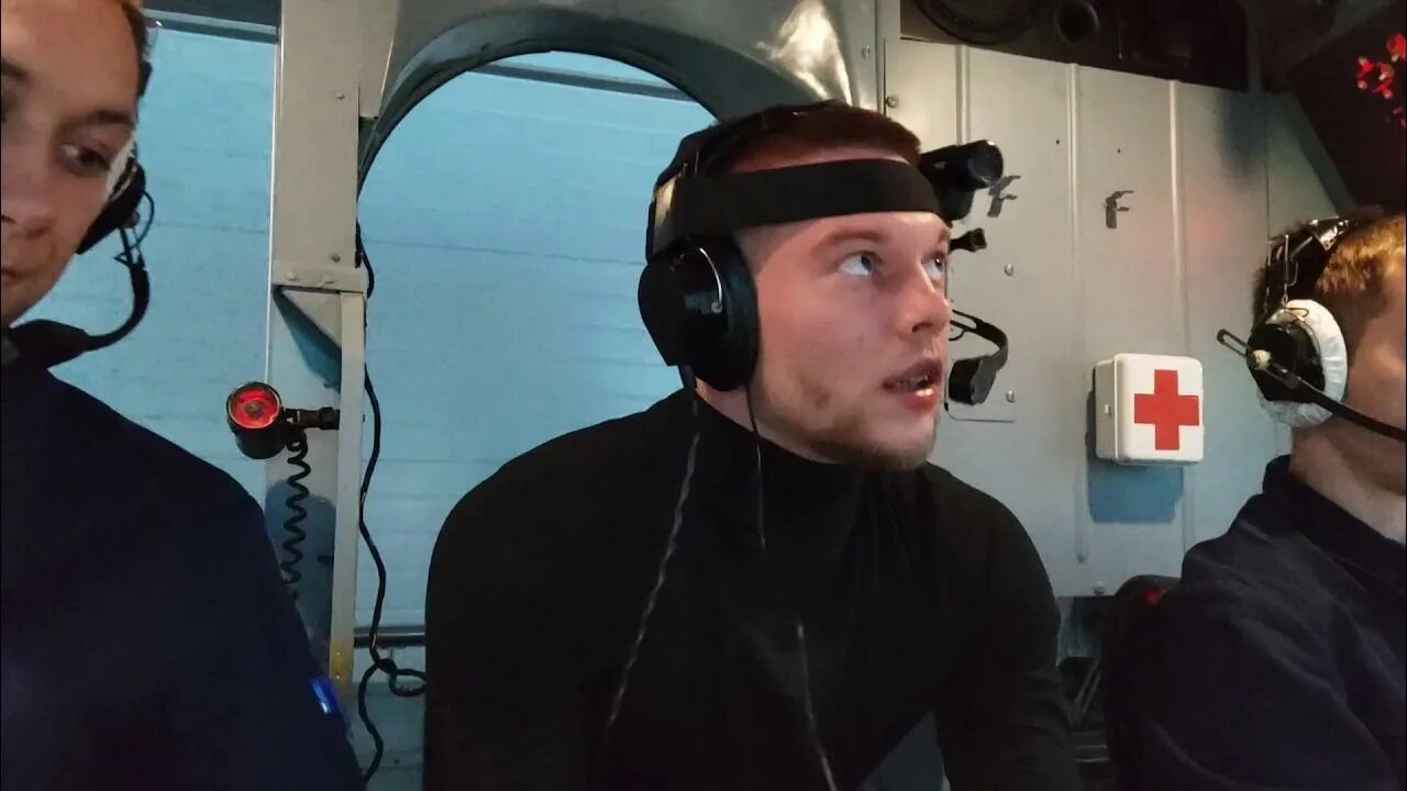 Бортмеханик ми-8. Вакансии бортмеханика ми 8. Вишневский пилот ми8. Справочник бортмеханика вертолета ми-8. Полярные авиалинии пилот александр.