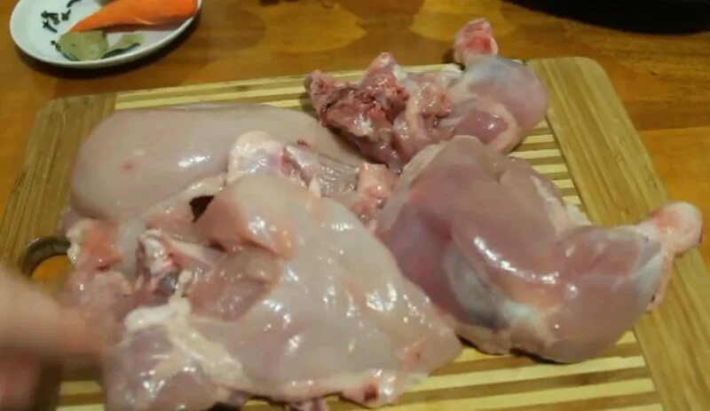 Как приготовить цыплят бройлеров на сковороде. Цыпленок корнишон в духовке. Жареная курица. Как приготовить цыплят бройлеров на сковороде. Цыпленок бройлер в духовке.