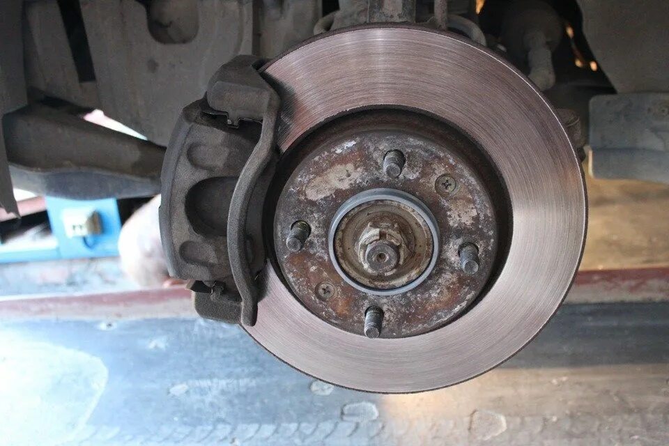 Задние диски хендай солярис. Тормозные диски brembo solaris. Задние диски хендай солярис. Тормозные диски колодки солярис 2013г. Задние дисковые тормоза солярис 2011.