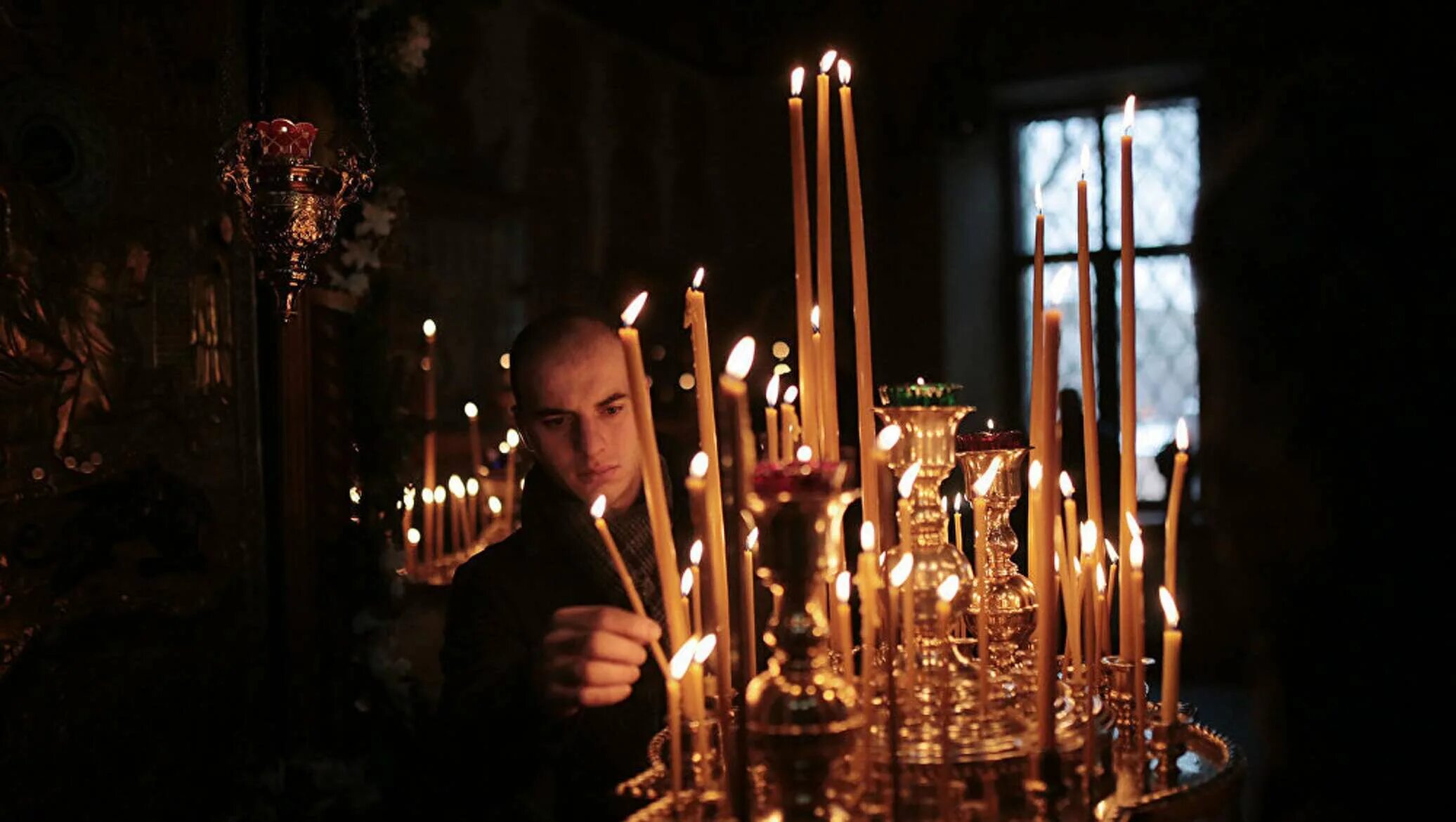 Почему в церкви ставят свечи. Свечи в храме. Храм в Грузии свечи. Большая свеча в храме. Парень свечи храм.