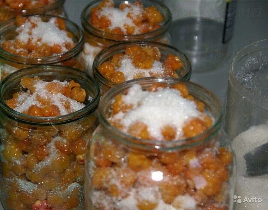 Морошка на зиму без варки рецепты. Варенье из морошки. варенье из морошки на зиму. морошка в собственном соку. сироп морошка.