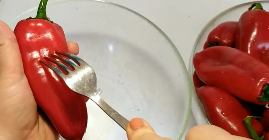 Плодоножка у перца болгарского. Плодоножка у перца болгарского. Нож для очистки перца. Нож для перца. Техника для очистки перца.