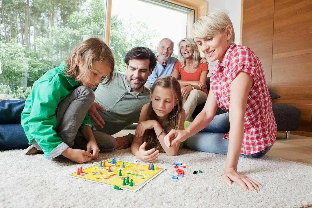Семья играет в настольные игры. Настольная игра «о семье». Дети с родителями. Люди играющие в настольные игры. Чем можно заняться в школе