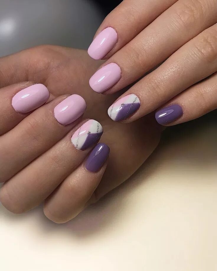 Маникюр фуксия миндаль 2021. Маникюр пурпурного цвета. Aura ногти. Лавандовый френч миндаль. Модные оттенки маникюра.