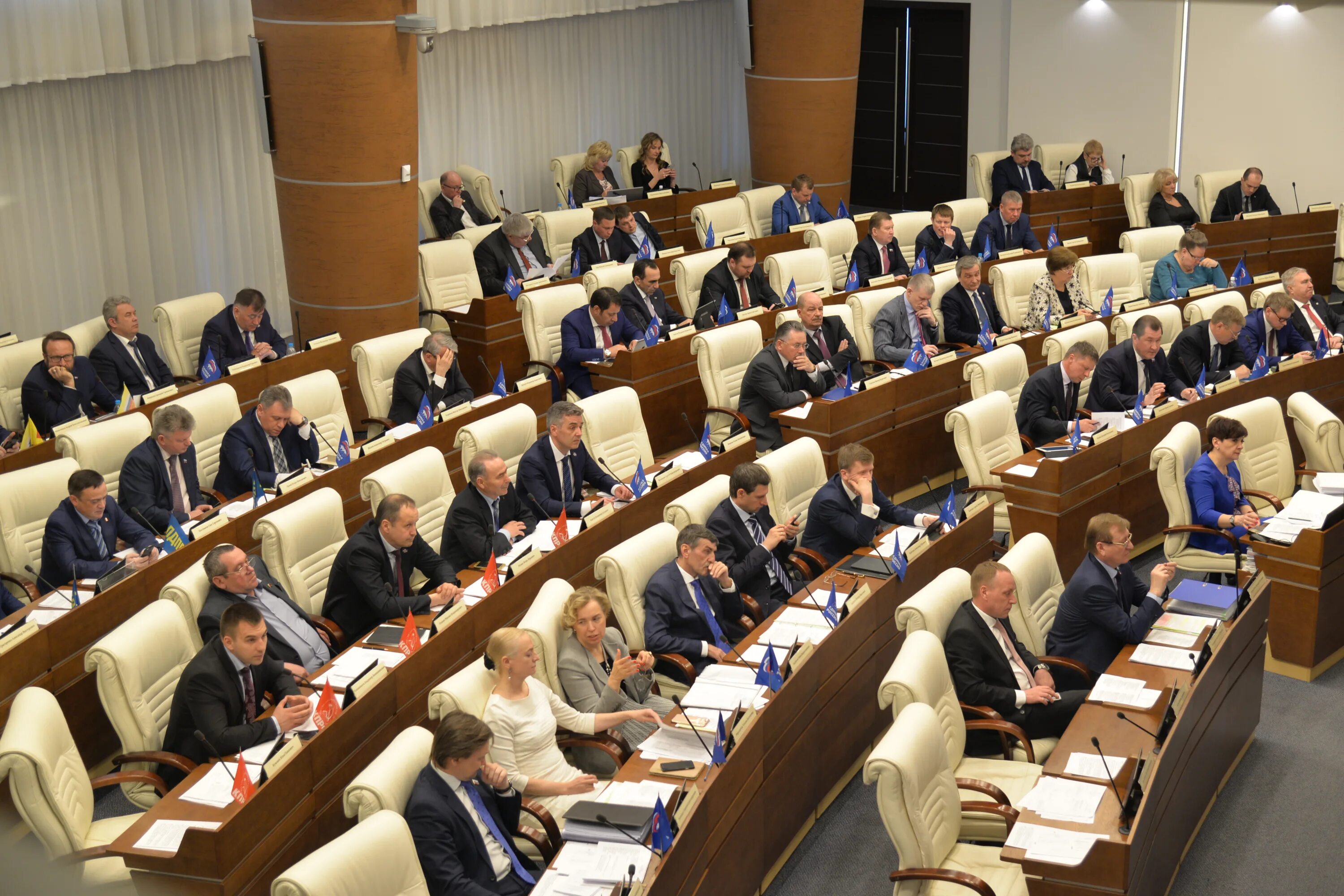 Количество депутатов законодательного собрания. Заксобрание пермского. зал заседаний законодательного собрания пермского края. депутат законодательного собрания пермского края.