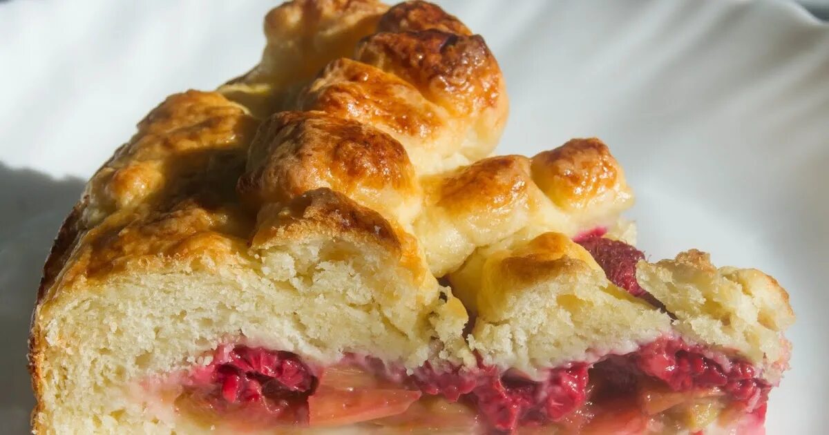 Пироги с ревенем. Пирожки из ревеня сладкие в духовке рецепт. Начинка из ревеня для пирога. Пирог из ревеня. Пирожки с ревенем.