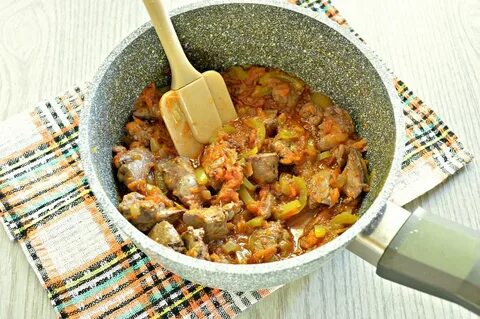 Тушеная печень с овощами сковороде
