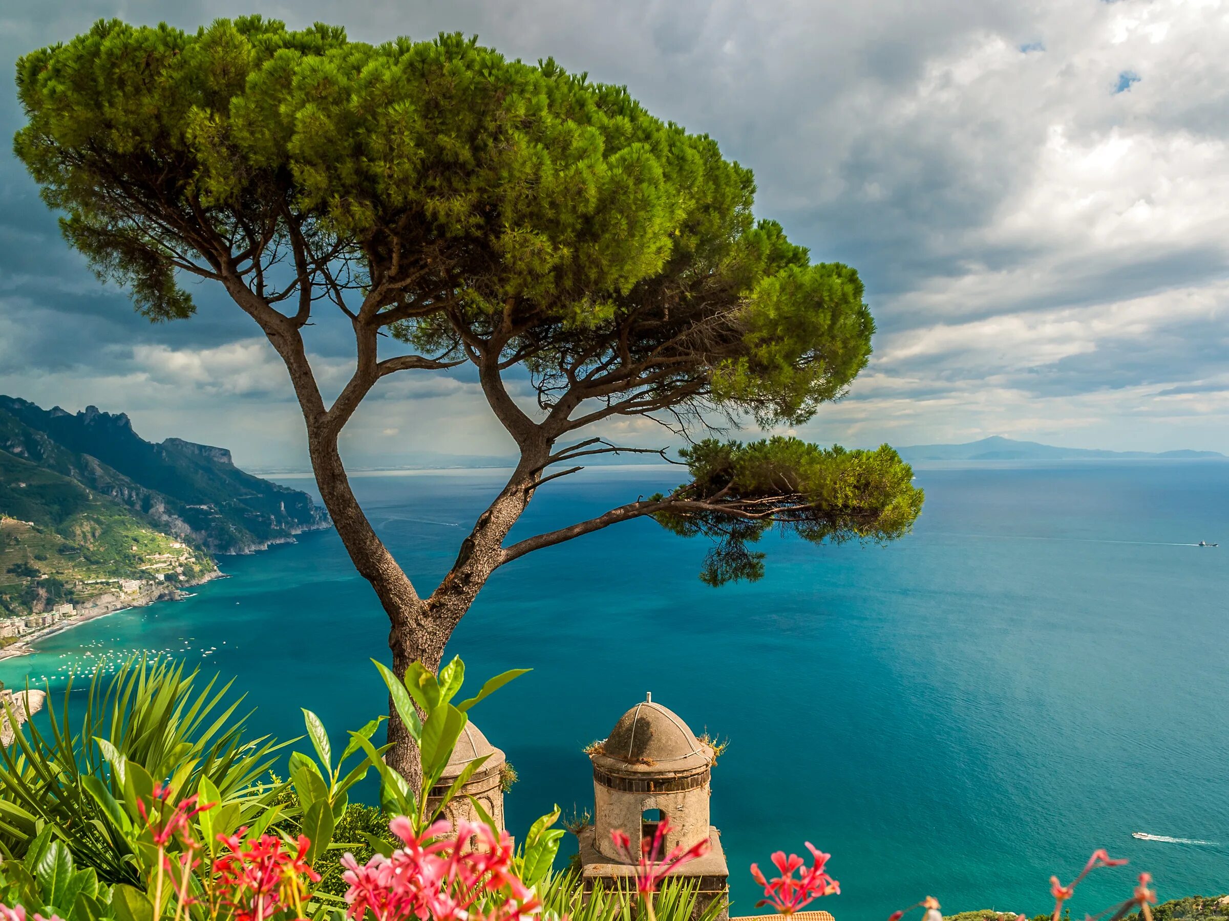 Средиземное море побережье Амальфи. Равелло (Ravello). Италия Амальфи сосна. Пляж Равелло. Средиземноморье италии