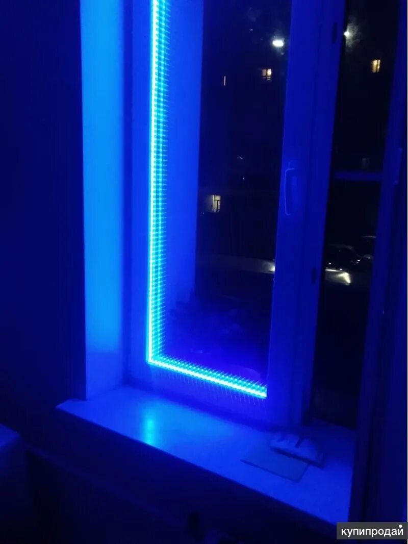 Светящееся окошко. Стеклопакеты с подсветкой. Светодиодная лента на окне. Светодиодная подсветка окна. Неоновая подсветка окон.
