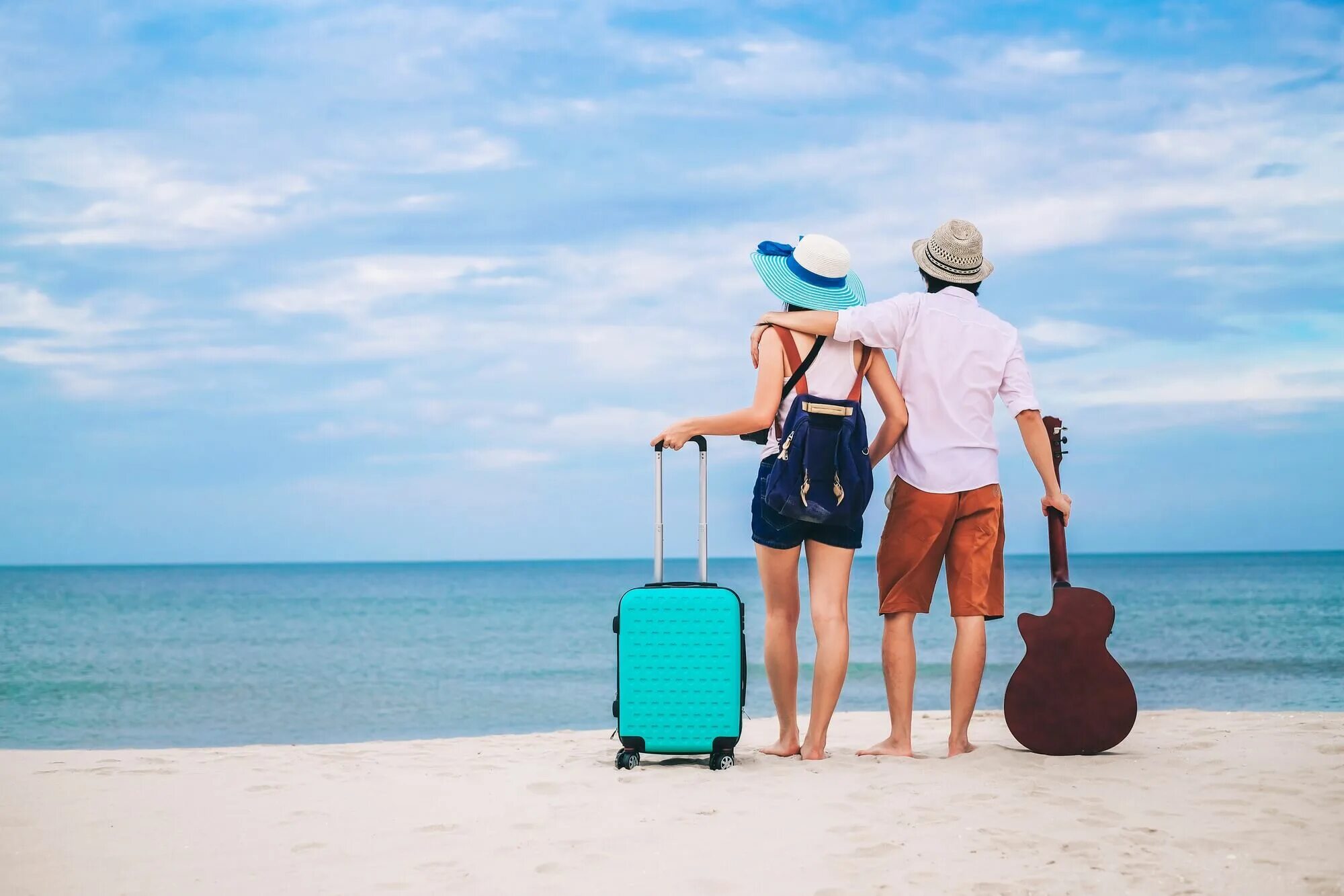 Молодая пара с чемоданам. Leisure tourists. Счастливый турист с чемоданом. Лето путешествие. Фотографии путешествий.