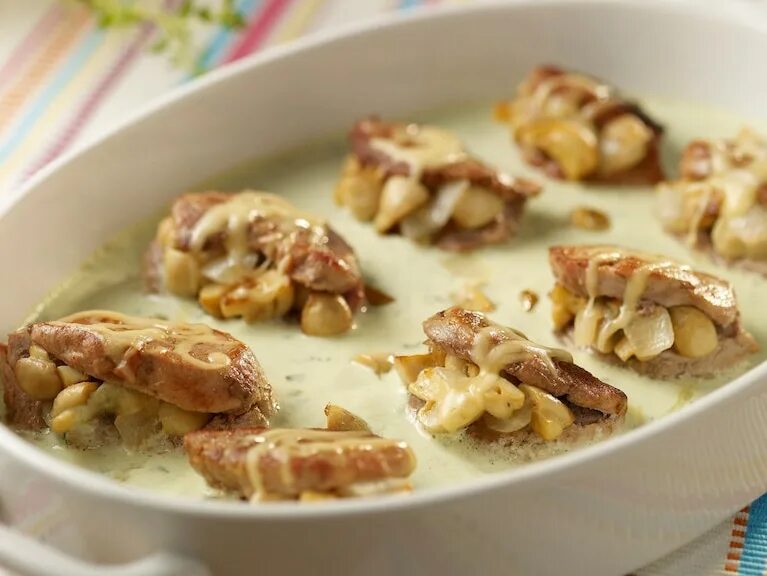 Свинина с грибами. Свиная вырезка с грибами в духовке. Свинина фаршированная грибами в духовке. Свинина с шампиньонами в духовке. Медальоны из свинины с шампиньонами.