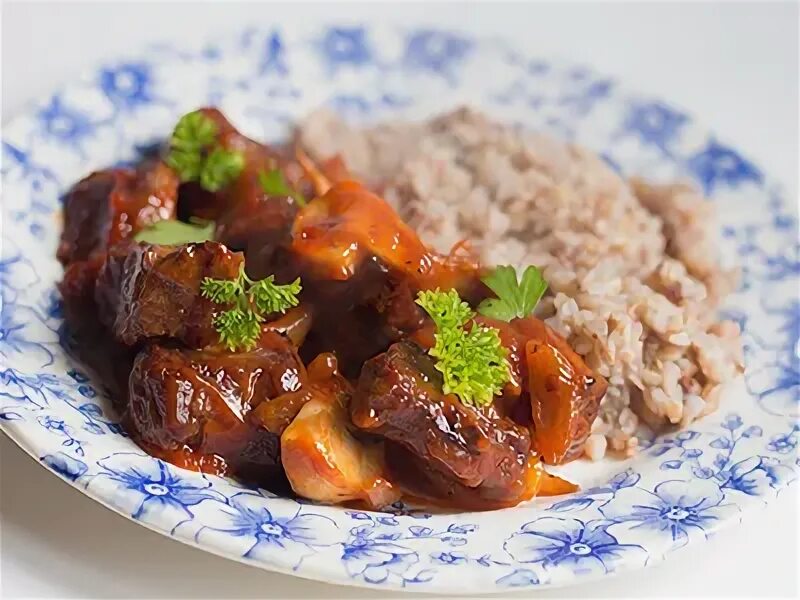 Гуляш с гречневой кашей. Шашлык с гречкой. Гречка шашлык. Куриный шашлык с булгуром. Гречневая каша с куриной грудкой.