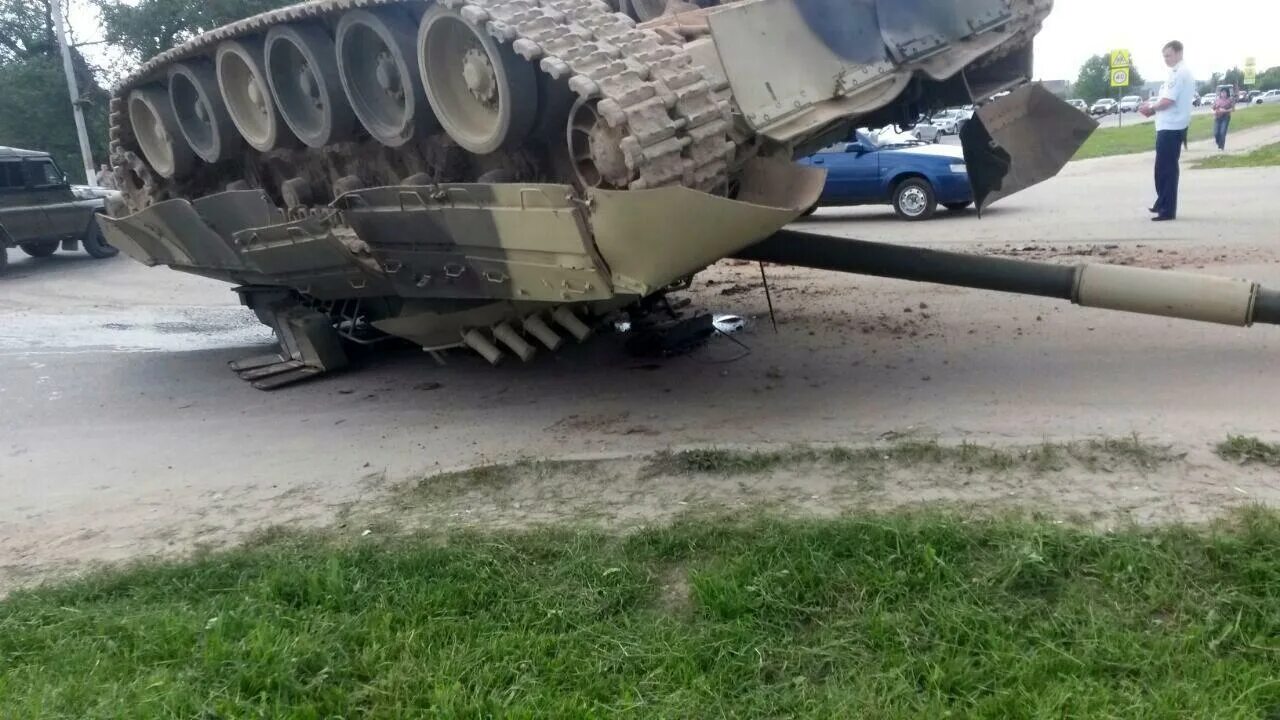 Перевернутый танк. Т-80у кантемировской дивизии. Гусеница т-72. Перевернутые танки. Перевернутый танк.