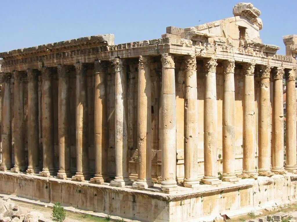 Roman temple. Храм Бахуса в Баальбеке. Храм Юпитера в Риме. Баальбек реконструкция. Храм Бахуса в Баальбеке планъ.