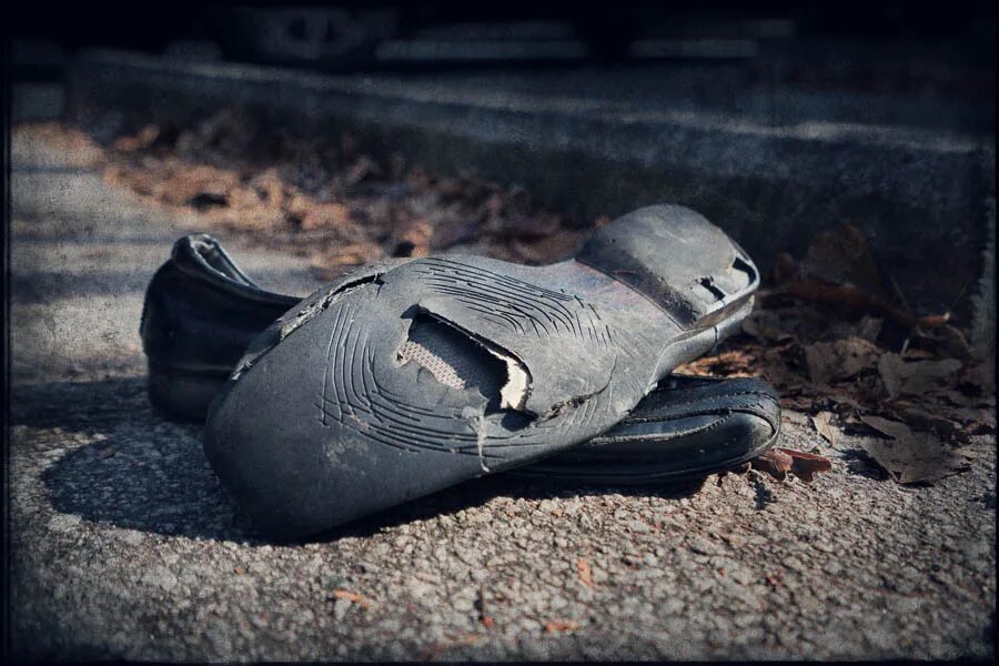 Трэш обувь. Потрясающая мужская обувь трешь. Worn Shoes. Abandoned Striper Shoe. Dirty worn