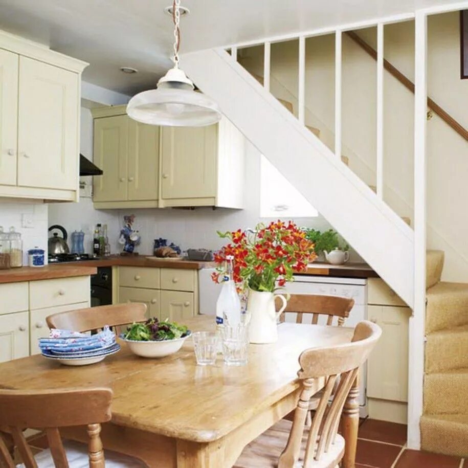 Кухня на первом этаже. Кухня под лестницей. Лестница на кухне. Лестница на кухне в частном доме. Дачная кухня интерьер.