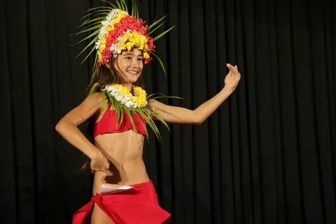 Polinezyjska tancerka nago.