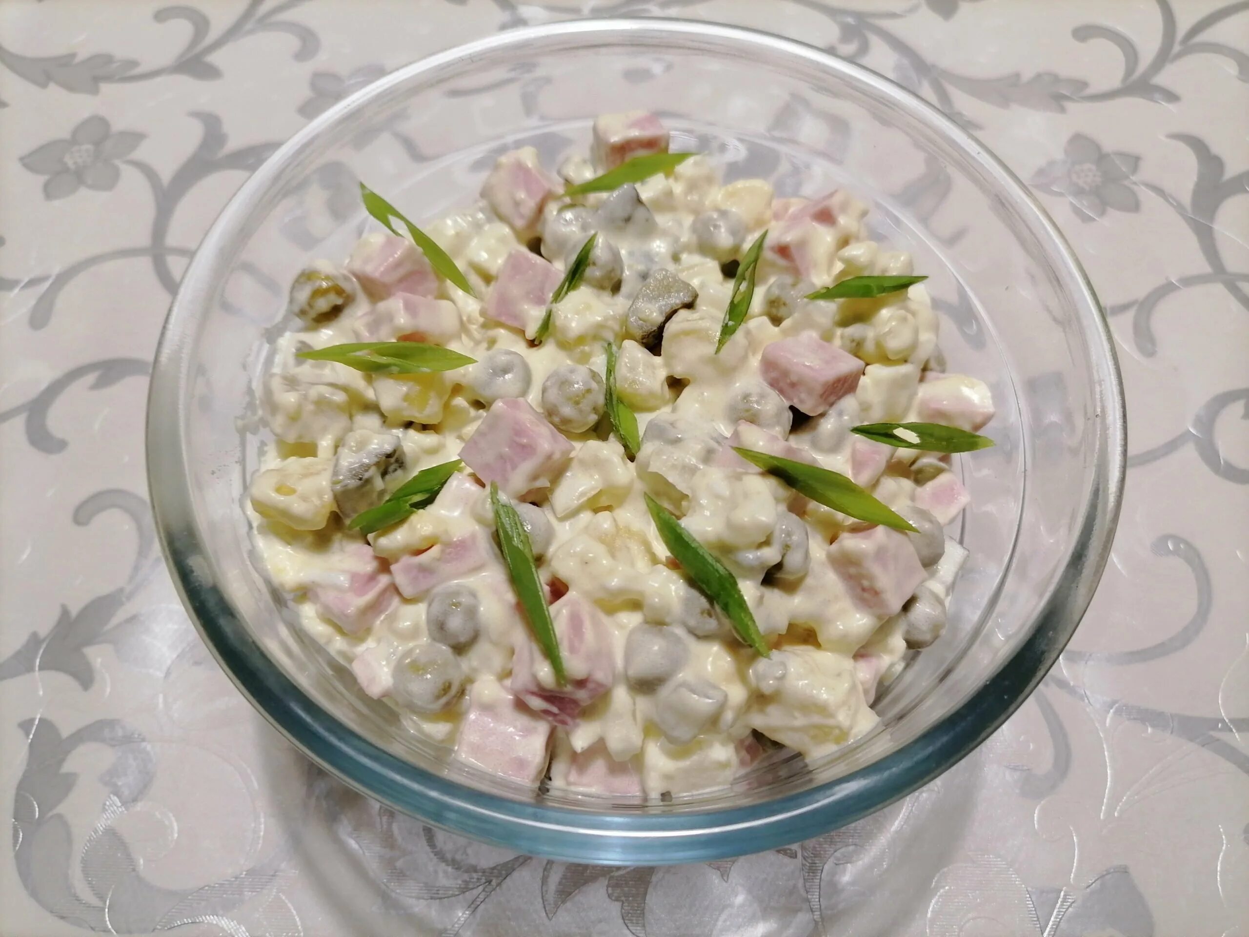 Как приготовить оливье с колбасой и солеными. Оливье с зеленым луком. Салют оливье. Оливье брусочками. Салат оливье индигриенты.