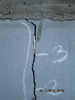 Трещина под окном