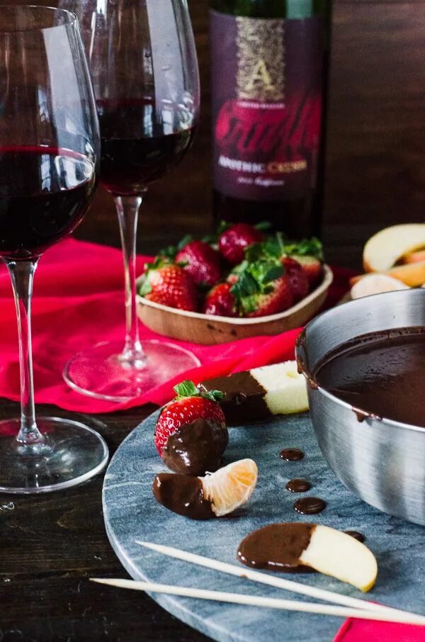 Шоколадка вино. Вино и шоколад. Красное вино и шоколад. Вино и сладости. Бокал вина и шоколад.