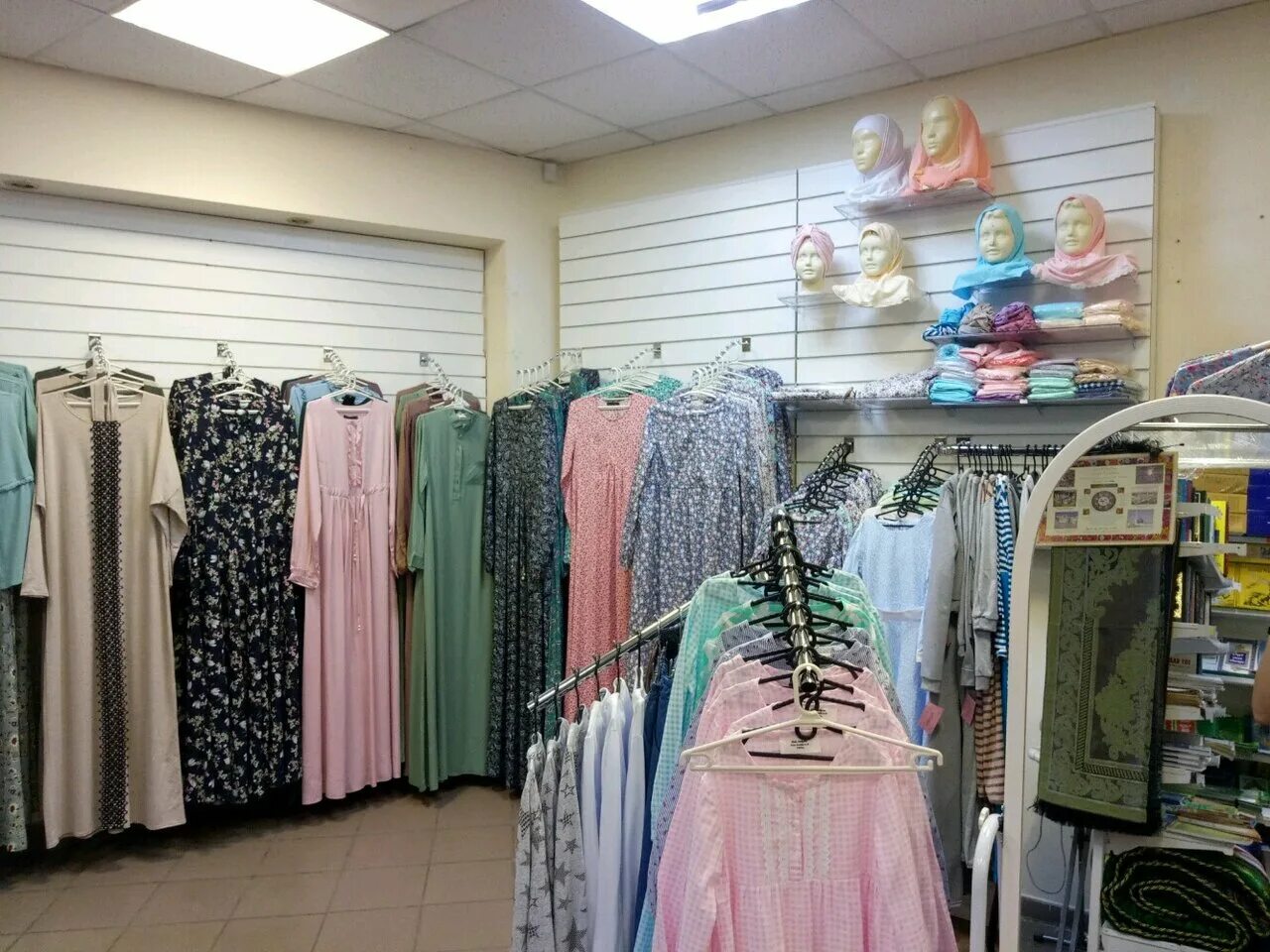 ул парижская коммуна казаньмусулианская одежда. магазин мусульманской одежды больших размеров. тц восточный казань парижской коммуны. магазин мусульманской одежды вывеска. мусульманский магазин казань.