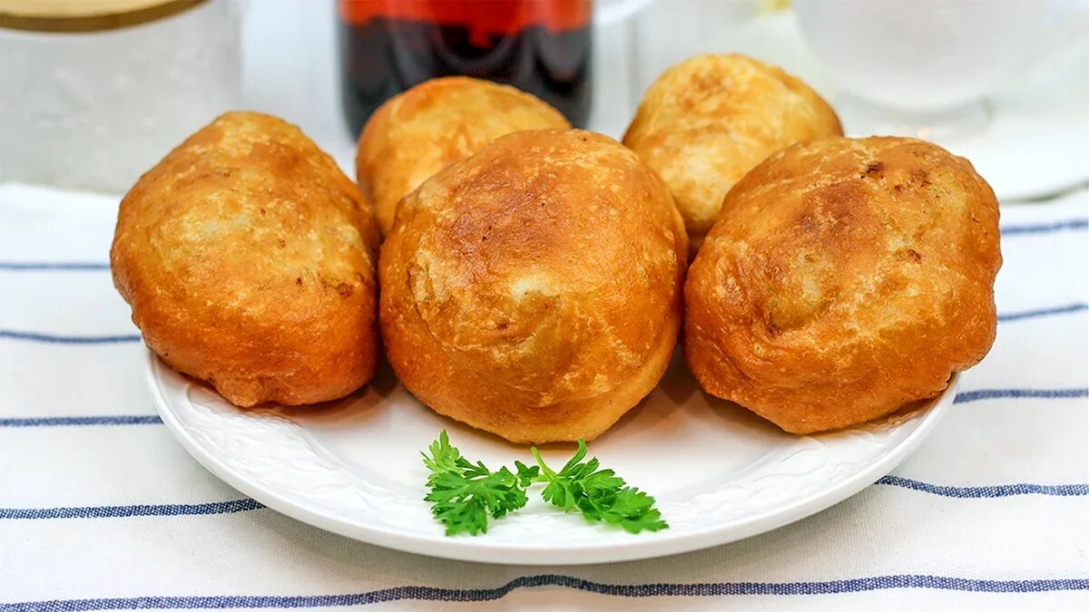 Беляш круглый. Беляш круглый. Беляши с мясом. Пирожки беляши. Беляши на тарелке.