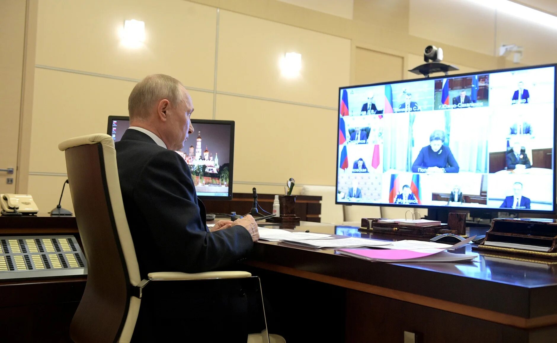 Новое о путиной. Совещание в режиме видеоконференции. Путин за компьютером. Видеоконференция президента. Видеоконференцсвязь Путина.