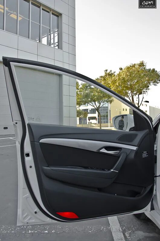 Дверь hyundai i30. Дверь i30. Ручка водительская двери салона хендай i40. Дверная карта hyundai i30. Дверь i30.