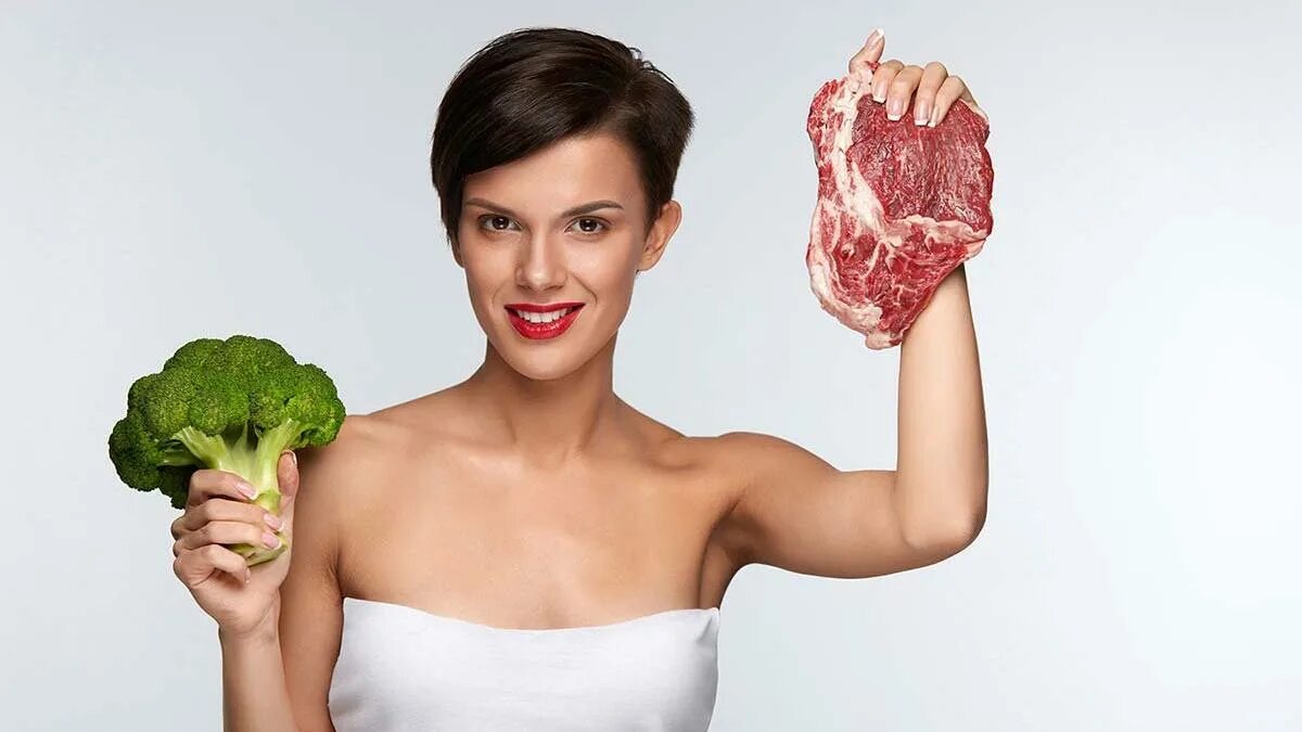 Девушка ест сырое мясо. Модели на фотосессии с мясом.