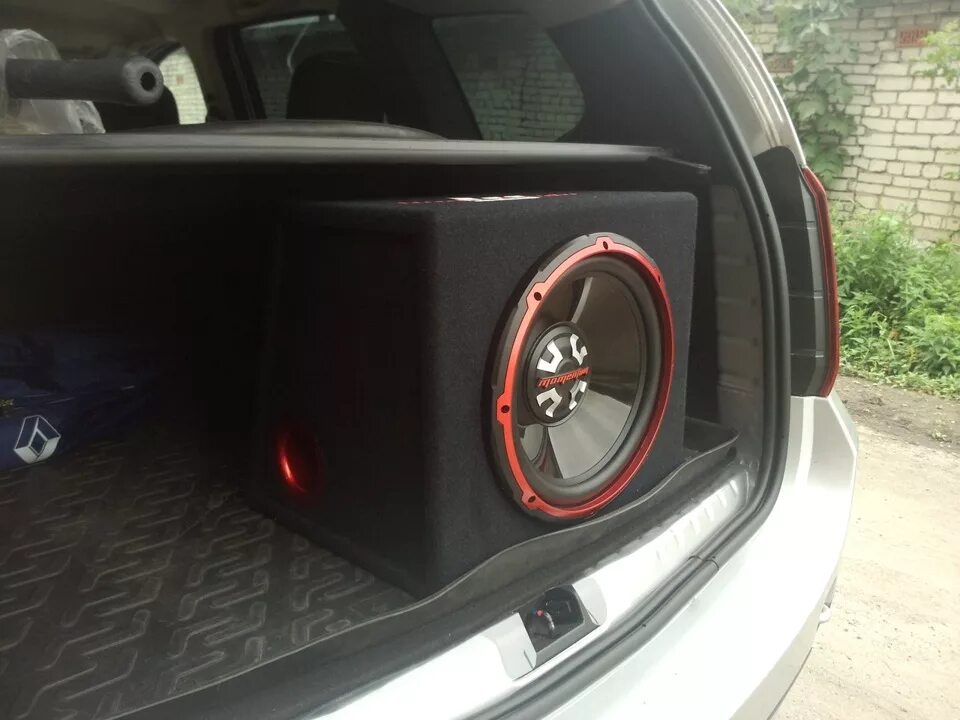 Сабвуфер дастер. Сабвуфер в renault duster. сабвуфер в рено логан 2. сабвуфер стелс в рено дастер. 2 сабвуфера рено дастер.