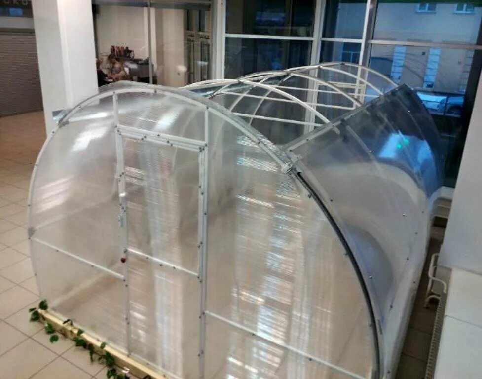 Теплица из поликарбоната с раздвижной крышей. Теплица с открывающейся крышей кормилица умница. теплица кормилица умница с откатной крышей. теплица из поликарбоната умница-кормилица. теплица кормилица умница.