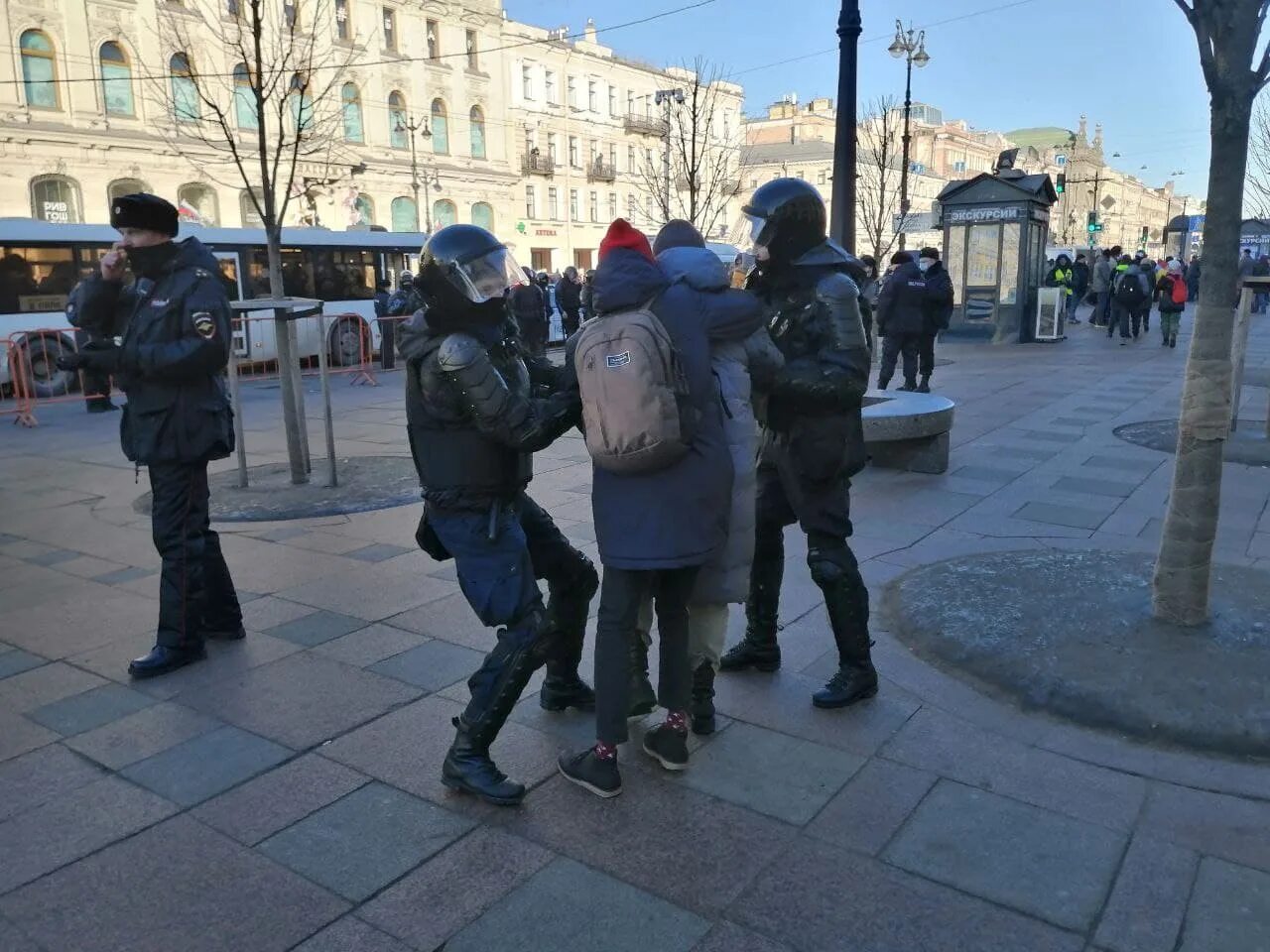 Полиция на невском. Полиция на невском проспекте санкт-петербург. Полиция на невском. Полиция на невском. Полиция на невском проспекте санкт-петербург.