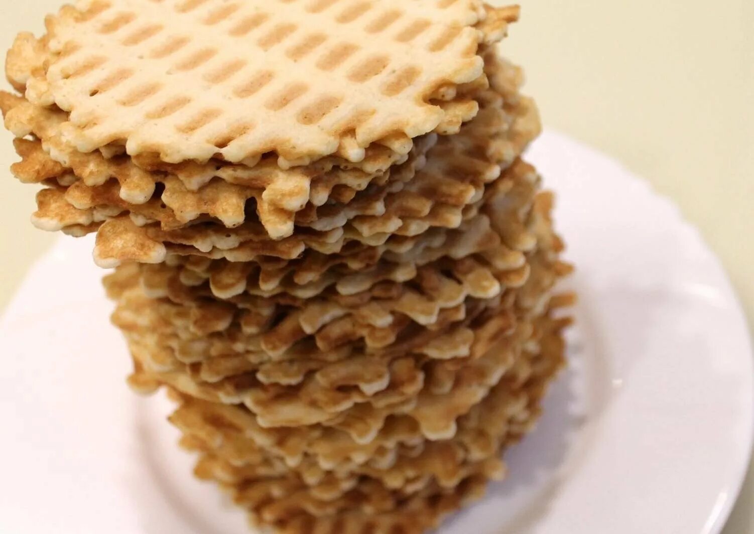 Как сделать хрустящие вафли. Вафельные трубочки со сгущенкой. Польские вафельные трубочки. Как сделать хрустящие вафли. Вафли в вафельнице.