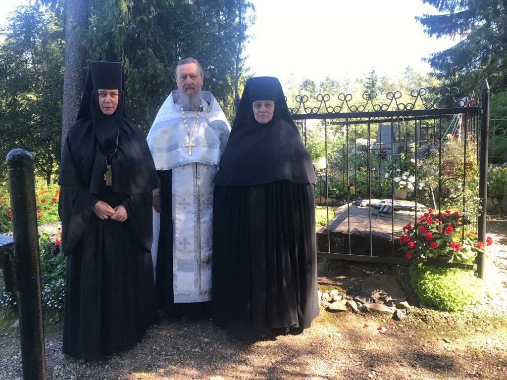 святые мощи иоасафа белгородского. свято георгиевский храм макеевка внутри. собор покрова. с днем 8 июля любви и верности. сергиев посад мощи сергия радонежского.