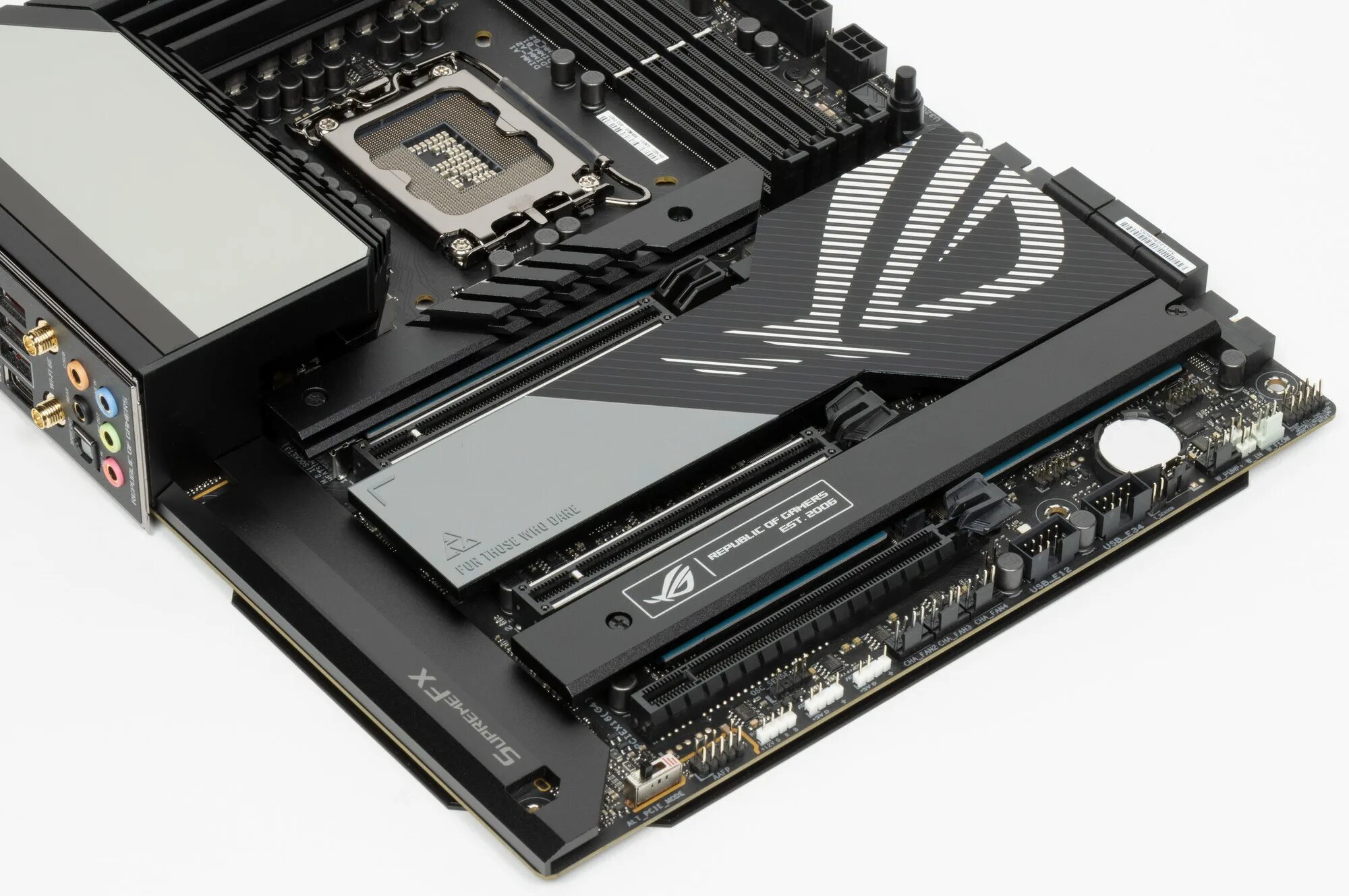 Слот под m2 ssd. Pcie линии процессора разъемы m. Слот на материнской плате под ssd m2. Материнская плата asus rog rampage vi extreme. 2 для ssd.