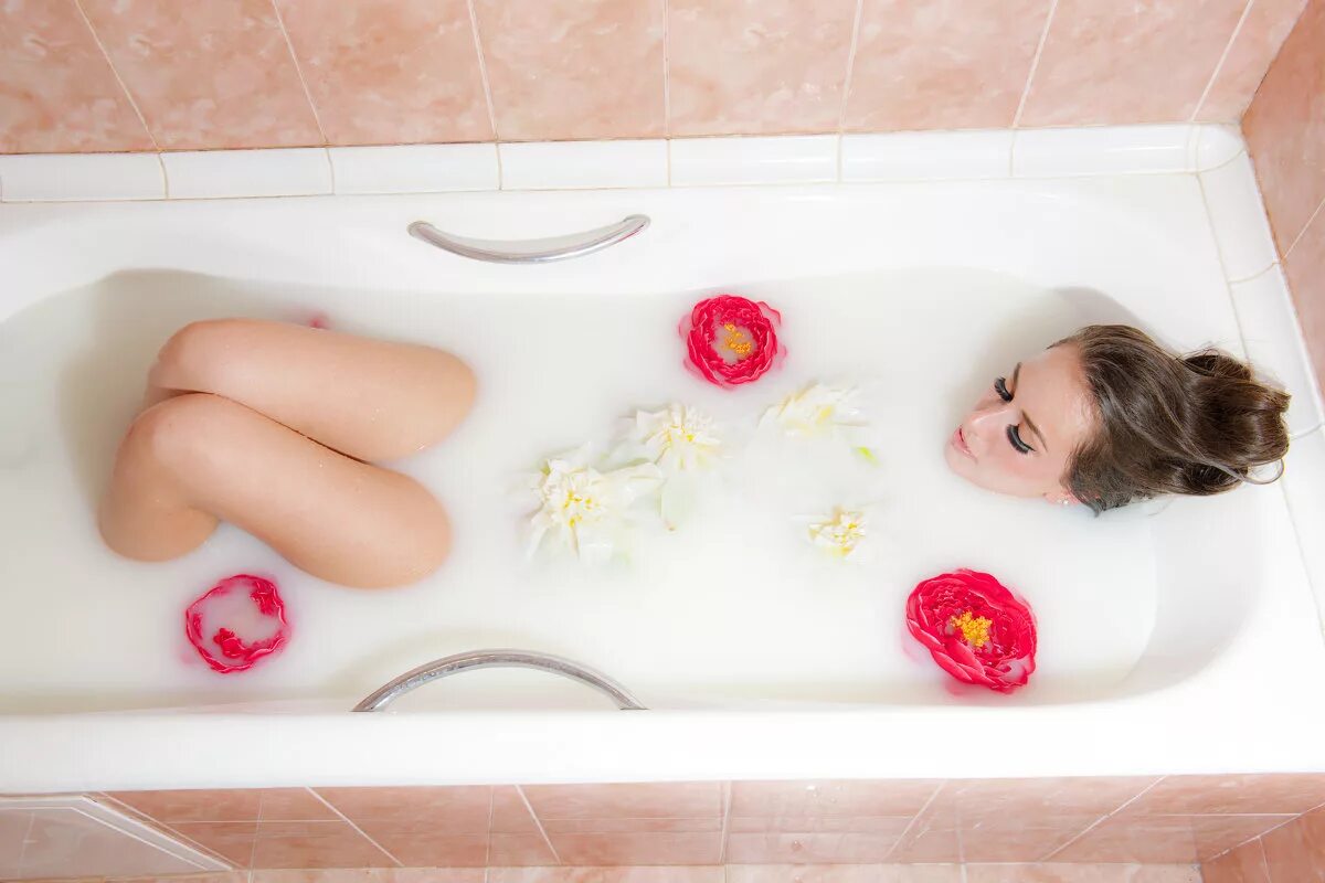 Женщина лежит в ванной. Фотосессия в ванне. Пов в ванной. Пов в ванной. Девушка нежится в ванной.