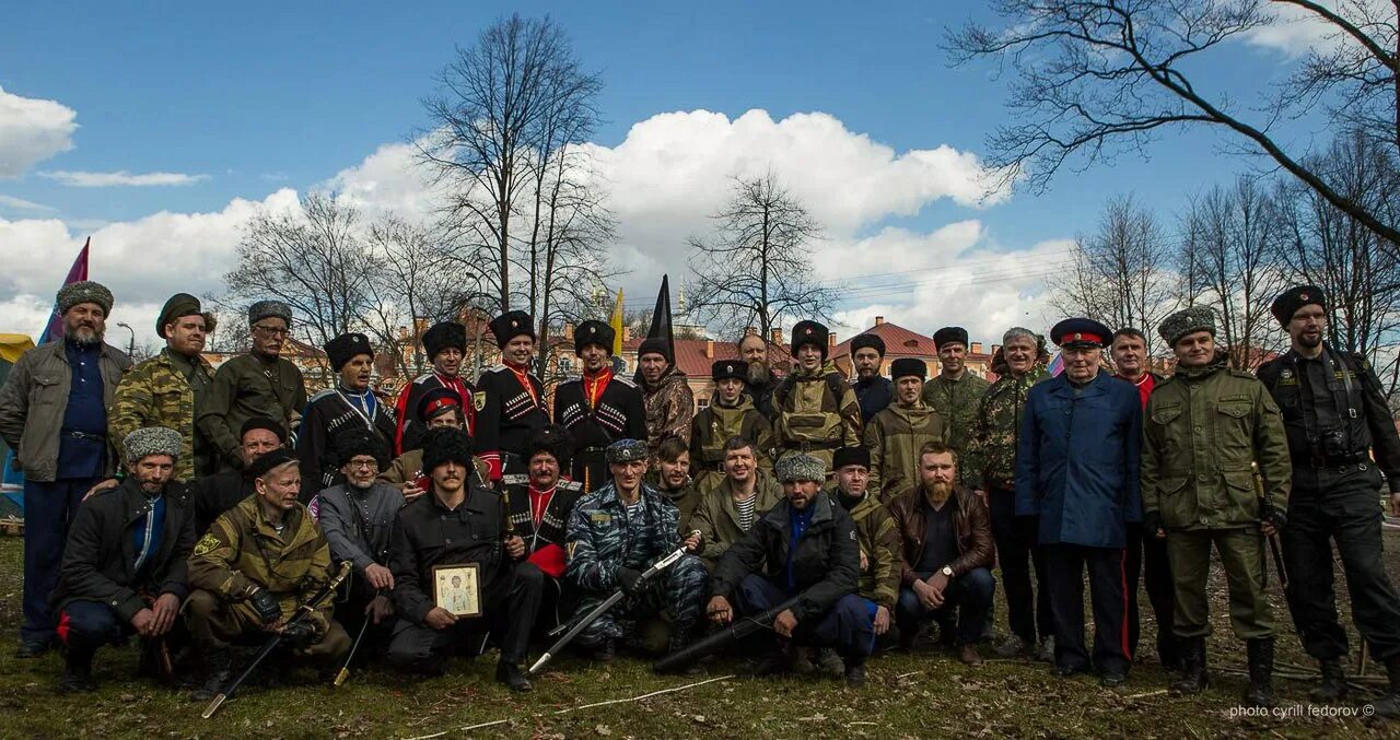 Кержаков парад. Футбольные болельщики. День города спб. 13 мая петербург. Омон на фонтанке.