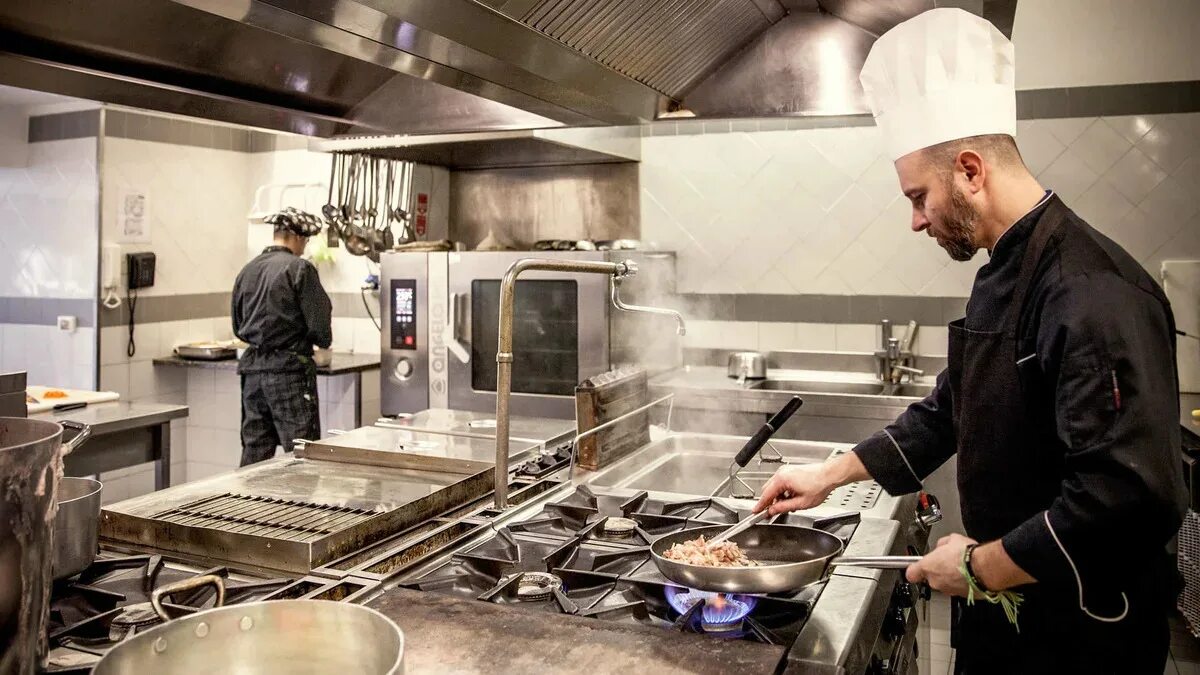 Кухня предприятия общественного питания. Кухня ресторана. Горячий цех соусное отделение. Организация рабочего места соусного отделения. Кухня ресторана.