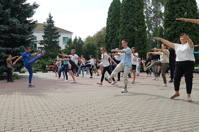 Зарядка со стражами порядка Богучар. Зарядка со спортсменами 2018 год площадь Ленина. Дискозал п.Майский Белгородского. 25 человек на 54 дня