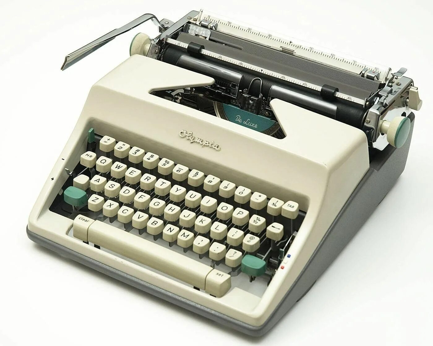 Первая пишущая машинка ремингтон. Печатная машинка. Ремингтон 1 пишущая машинка. Печатная машинка. Механическая печатная машинка.