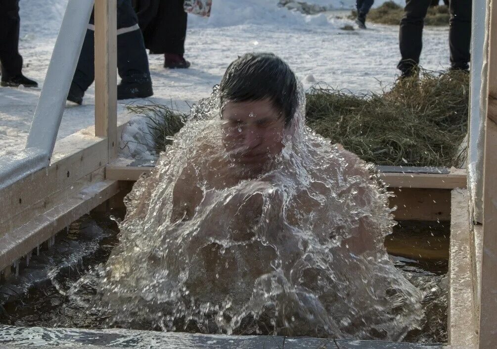 Где крещенские морозы. Крещение Соликамск. Соликамск крещение прорубь. Крещение в воде. Крещенская вода прорубь.