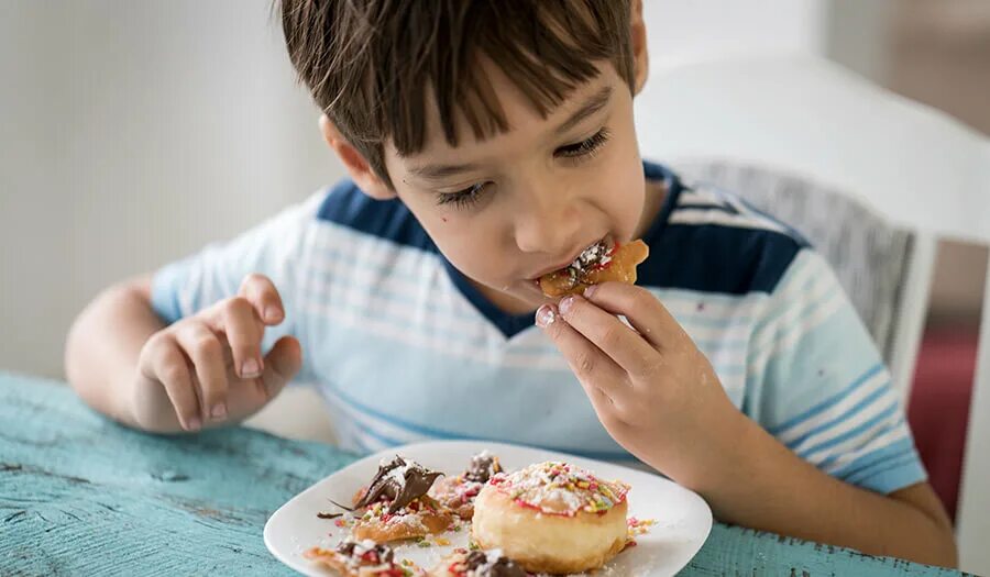 Покажи где едят. Мальчик ест. Мальчик завтракает. Вкусный мальчик. Мальчик кушает пирог.