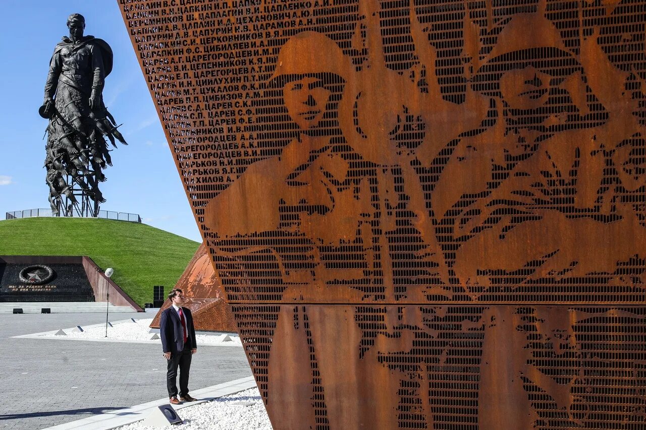 Мемориальный комплекс советскому солдату подо Ржевом. Ржев мемориал советскому солдату. Мемориал солдату Ржев. Мемориал подо Ржевом.
