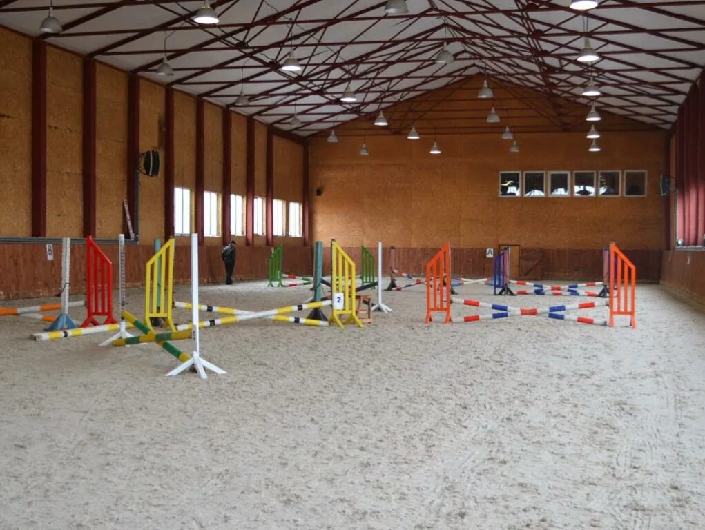 Конюшня чулково. Падиково конный комплекс. Церковь воскресения христова шаховской район. Кск воронцово манеж. Деревня манеж.