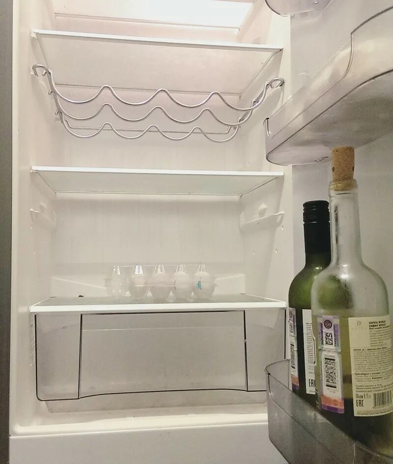Пустой холодильник. Полупустой холодильник. Пустой старый холодильник. В холодильнике пусто.