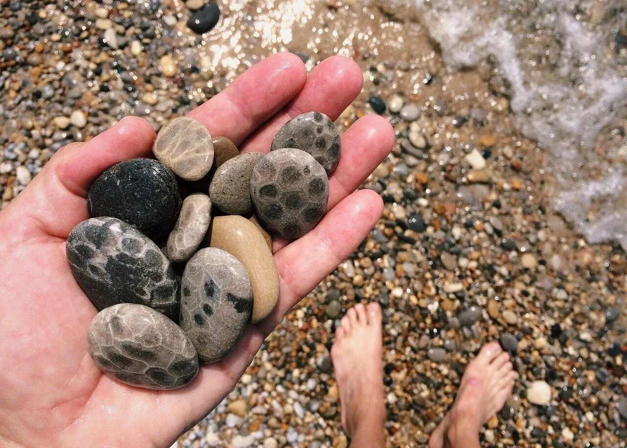 Камни окатыши агат. Камни на берегу черного моря. Камни на берегу черного моря. Камни найденные на черном море. Черный камень из моря.