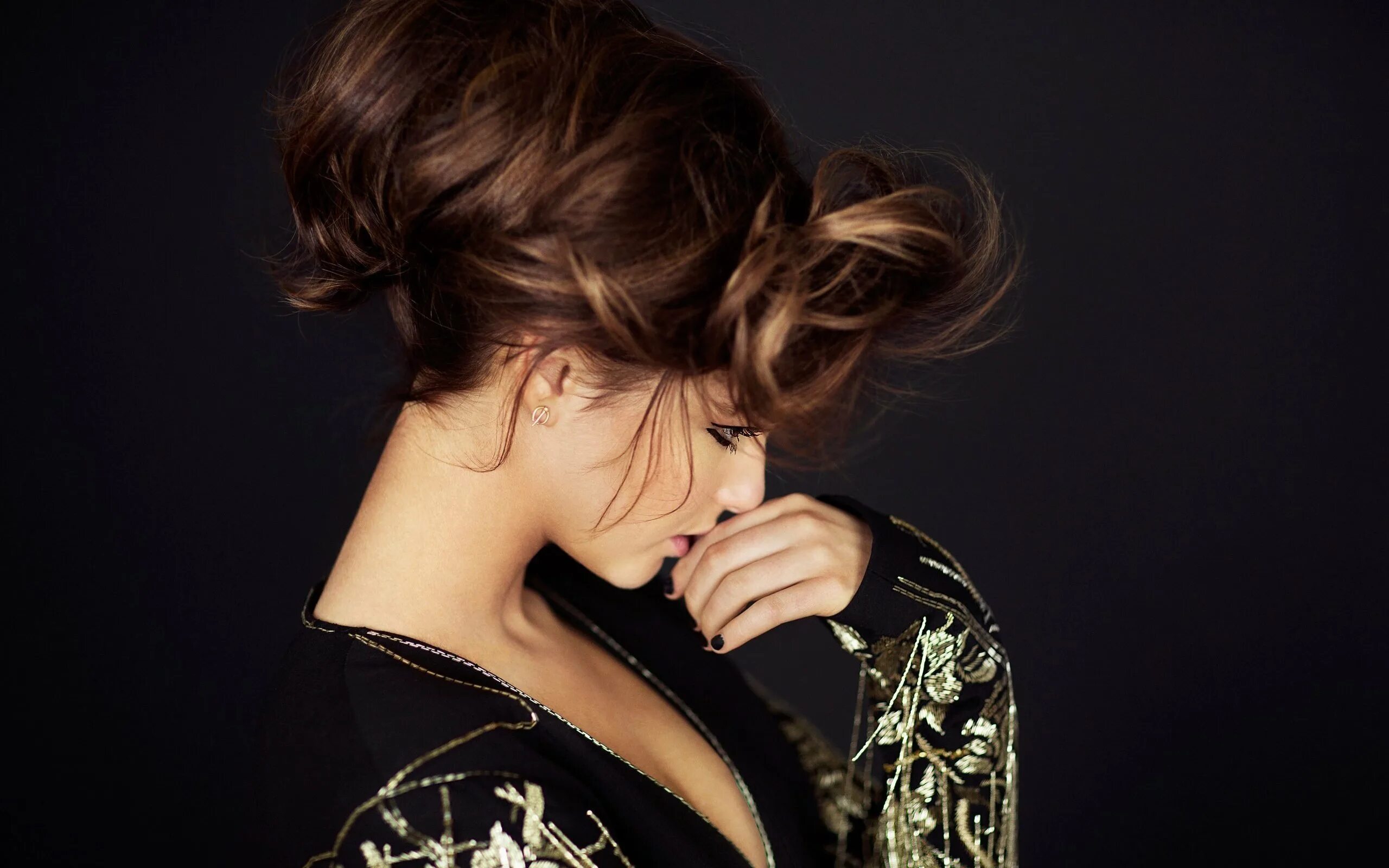 Красивые женские прически. Девушка в профиль. Девушка с хвостом в профиль. Красивые волосы. Длинные черные волосы.