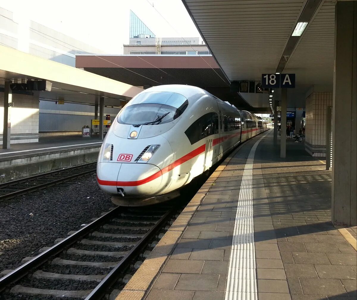 Есть ли скоростные поезда. Siemens Velaro кабина. Скоростной поезд. Высокоскоростной поезд. Высокоскоростные поезда России.