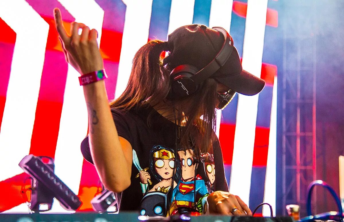 Rezz give in to you. Rezz канадский диджей. rezz art. rezz edge.